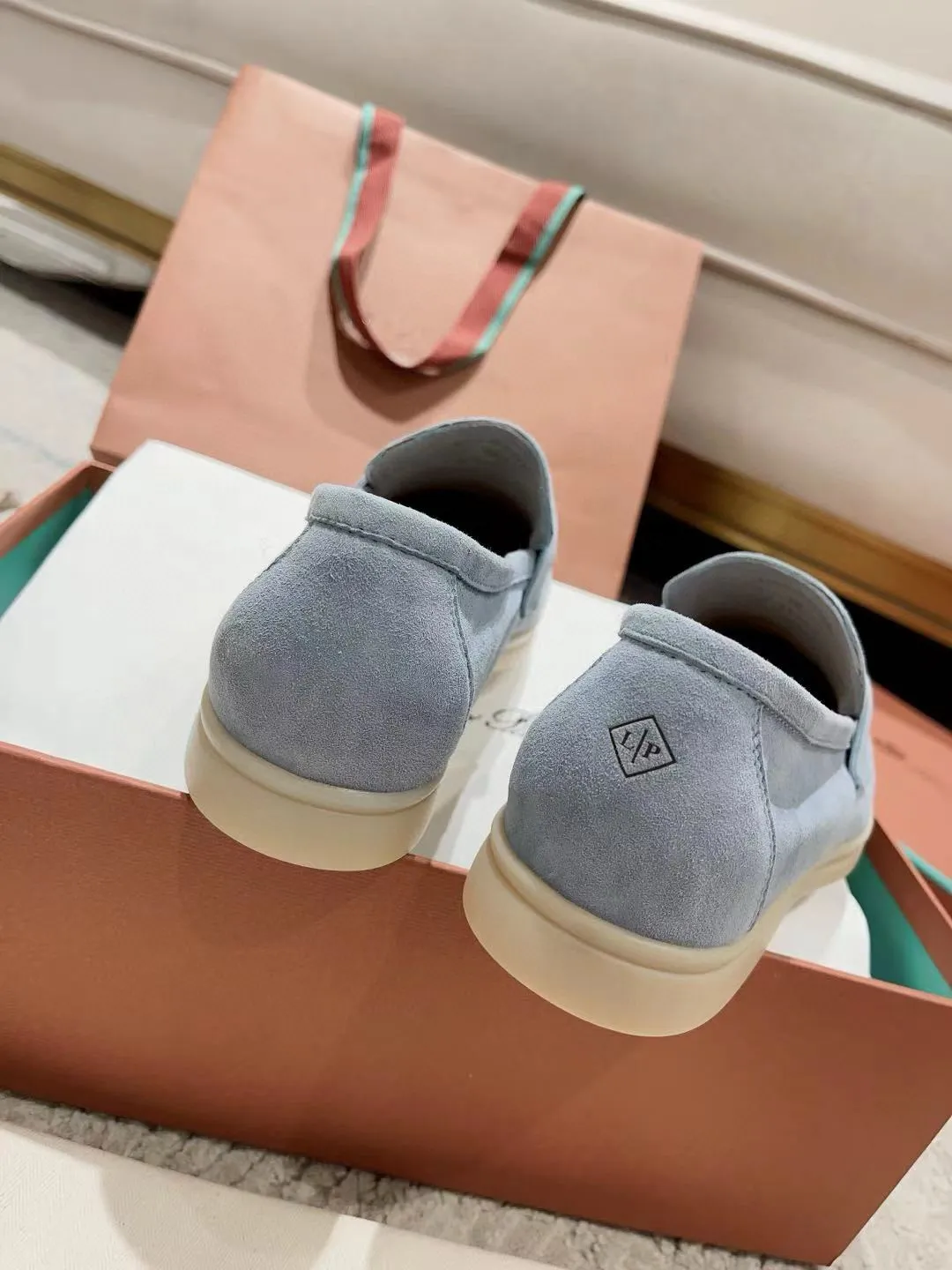 Factory price: 520💰4050 new color. Original purchase, 1⃣️: 1⃣️ folded and developed, Loro Piana professional model to try on feet, quality purchase level, flash sale of common products on the market, welcome to compare, original packaging. Fabric: Imported from Italy🐑High mercerized shearling, Lining: Hand-sewn mark thread in water-dyed cowhide imported from Italy🧵, high-end and elegant. Comfortable on the feet. Size: Women's 35-42 (41, 42) customized, non-returnable, men's 38-45 (46, 47, 48) customized, non-refundable. Fashionable boutiques that you can’t miss, a must-have item